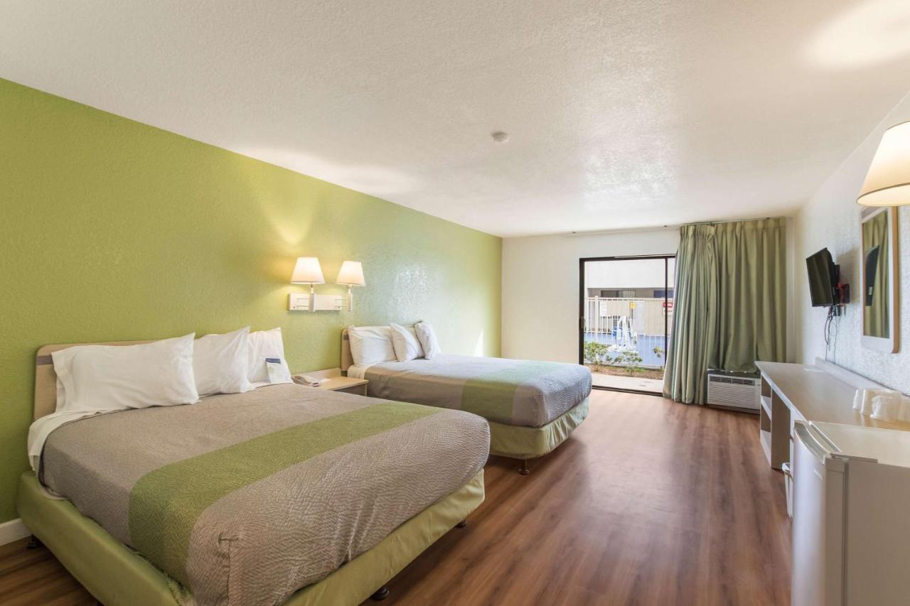 Motel 6 Hemet Bagian luar foto