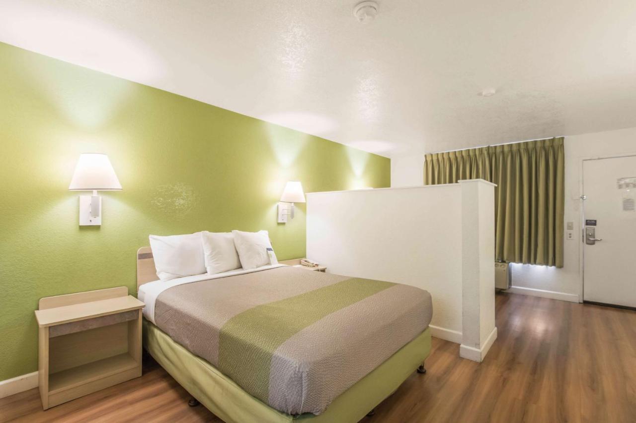 Motel 6 Hemet Bagian luar foto