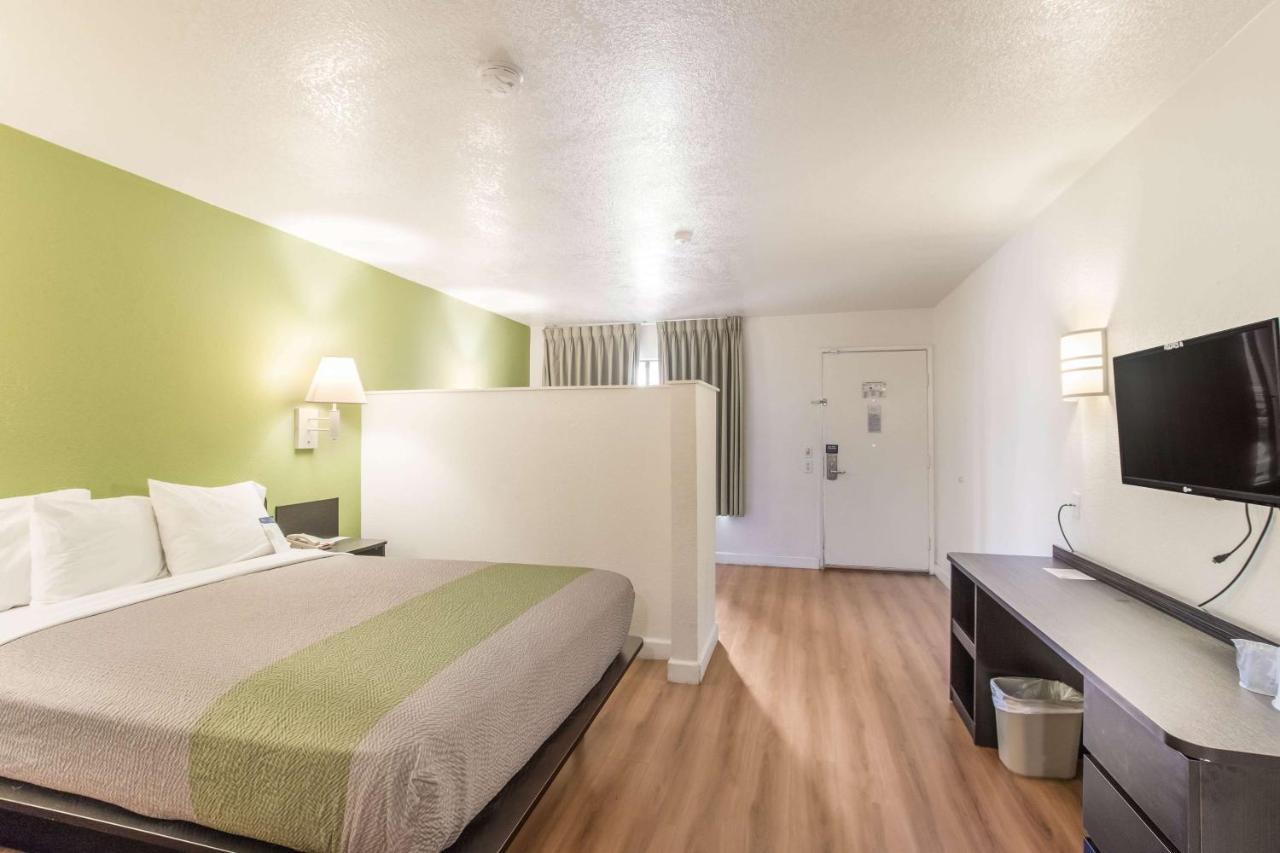 Motel 6 Hemet Bagian luar foto