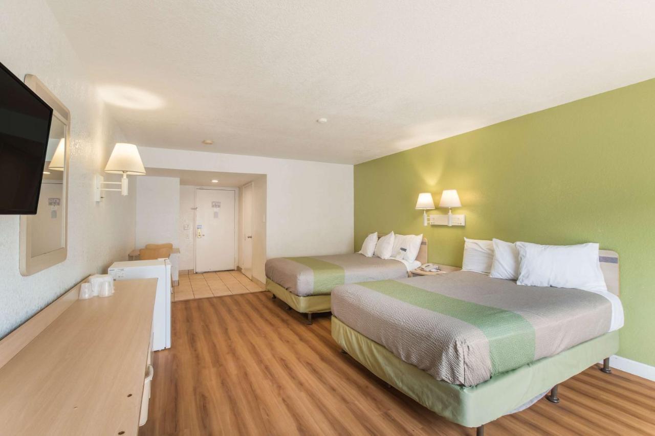Motel 6 Hemet Bagian luar foto