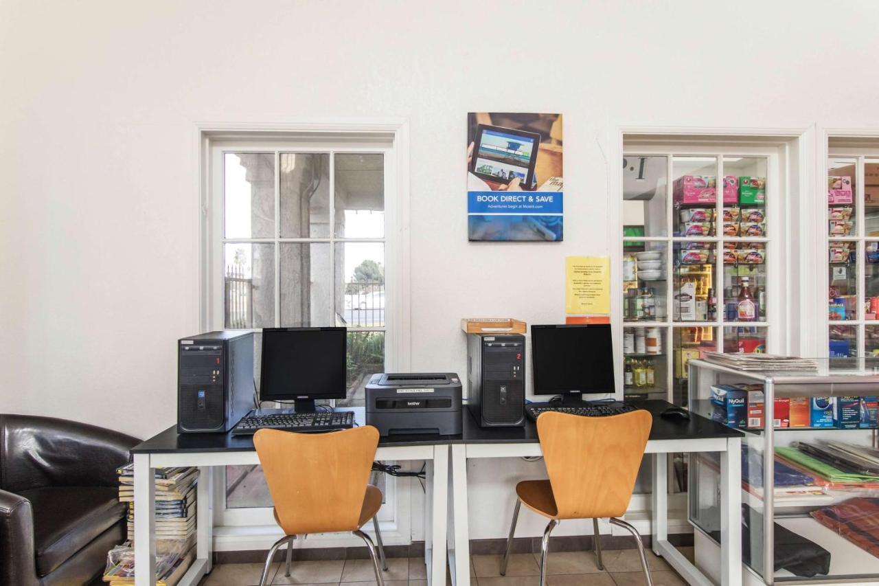 Motel 6 Hemet Bagian luar foto