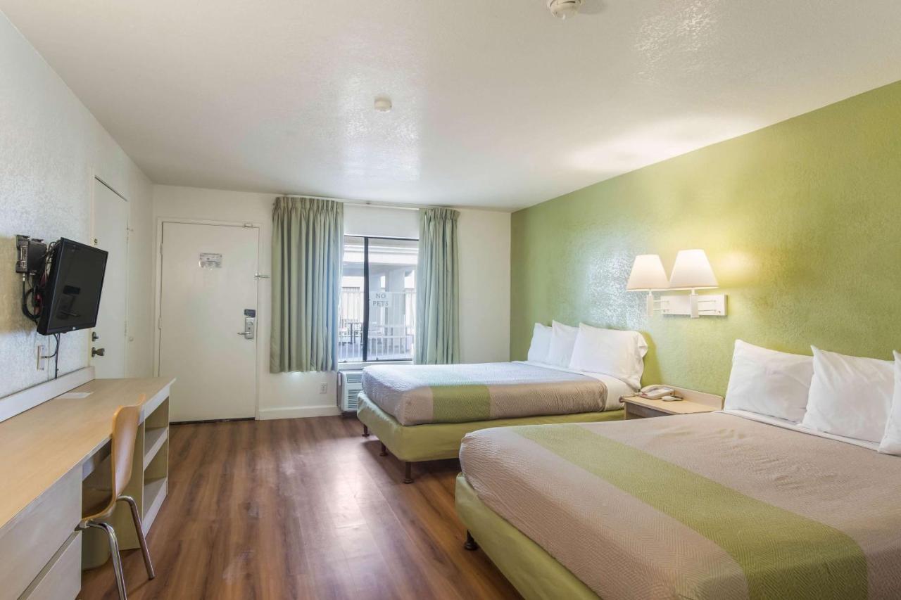 Motel 6 Hemet Bagian luar foto